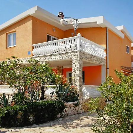 On Island Near The דירה